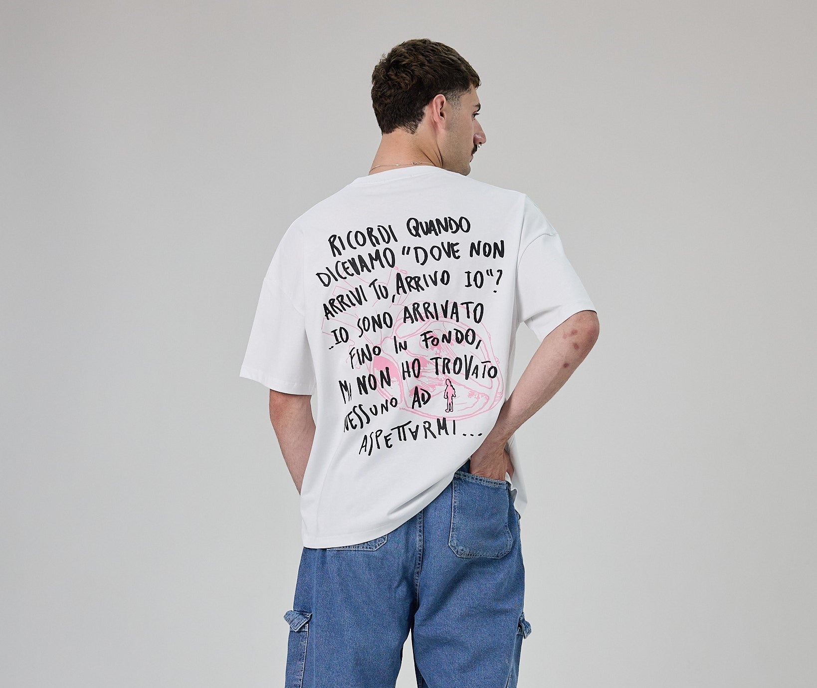 Maglia con scritta dietro che recita:"Ricordi quando dicevamo dove non arrivi tu arrivo io? Io sono arrivato fino in fondo ma non ho trovato nessuno ad aspettarmi"